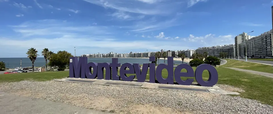Cartel de Montevideo frente a la rambla de Pocitos